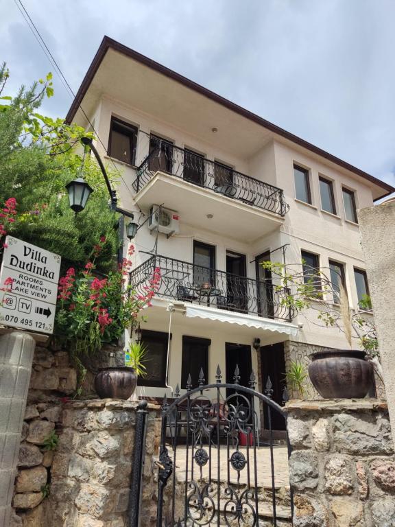un edificio con una señal delante de él en Villa Dudinka, en Ohrid