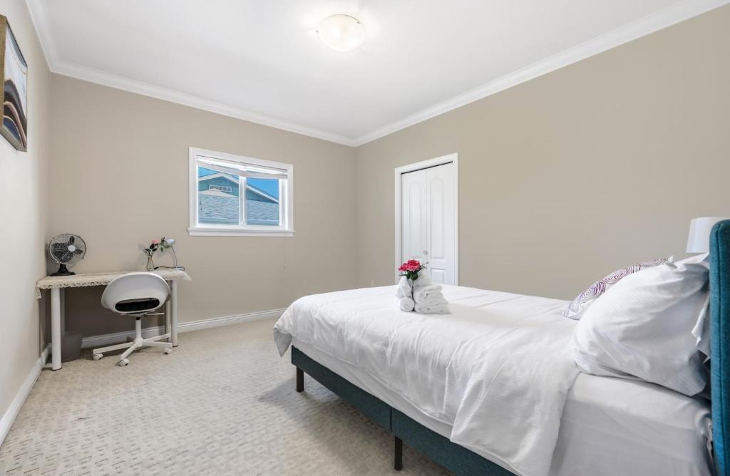Postel nebo postele na pokoji v ubytování Share Home 1BD suite in Coquitlam