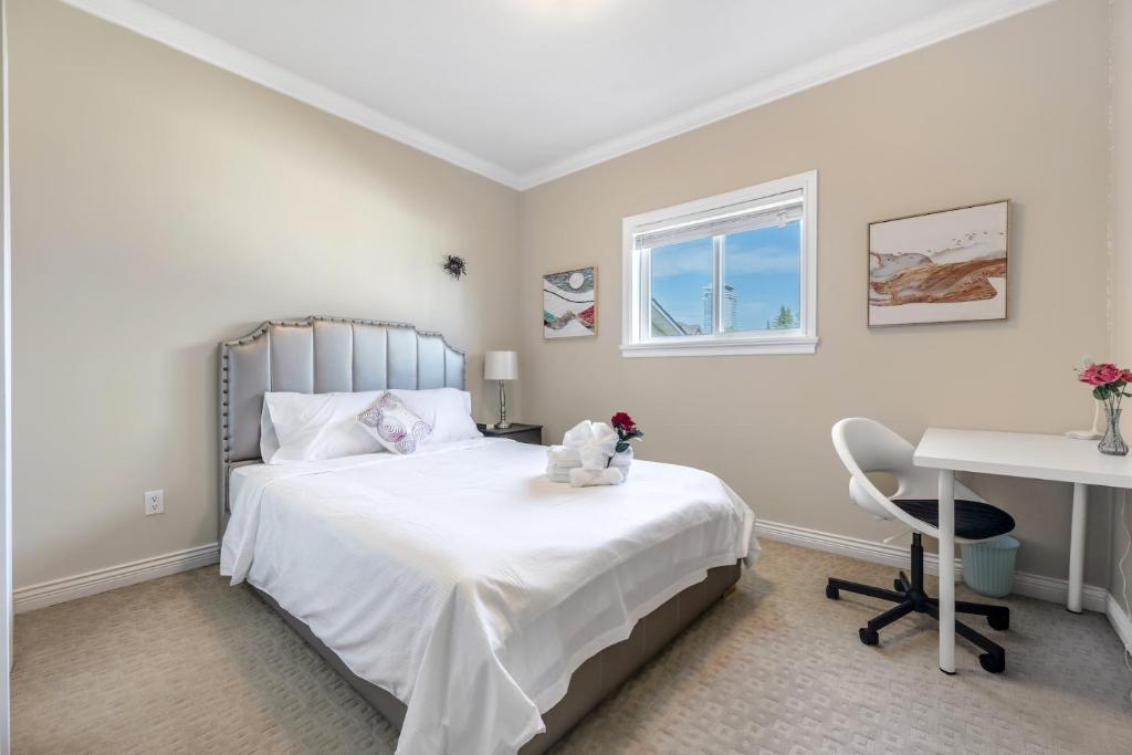 Postel nebo postele na pokoji v ubytování Share Home 1BD suite in Coquitlam