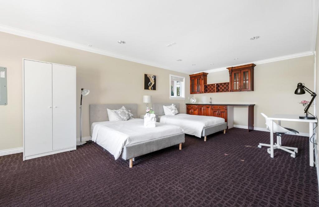 Postel nebo postele na pokoji v ubytování Share Home 1BD suite in Coquitlam