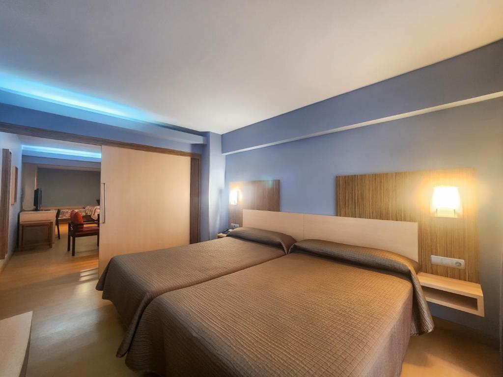 1 dormitorio con 1 cama y comedor en Hotel Faranda Express Alisas Santander, en Santander