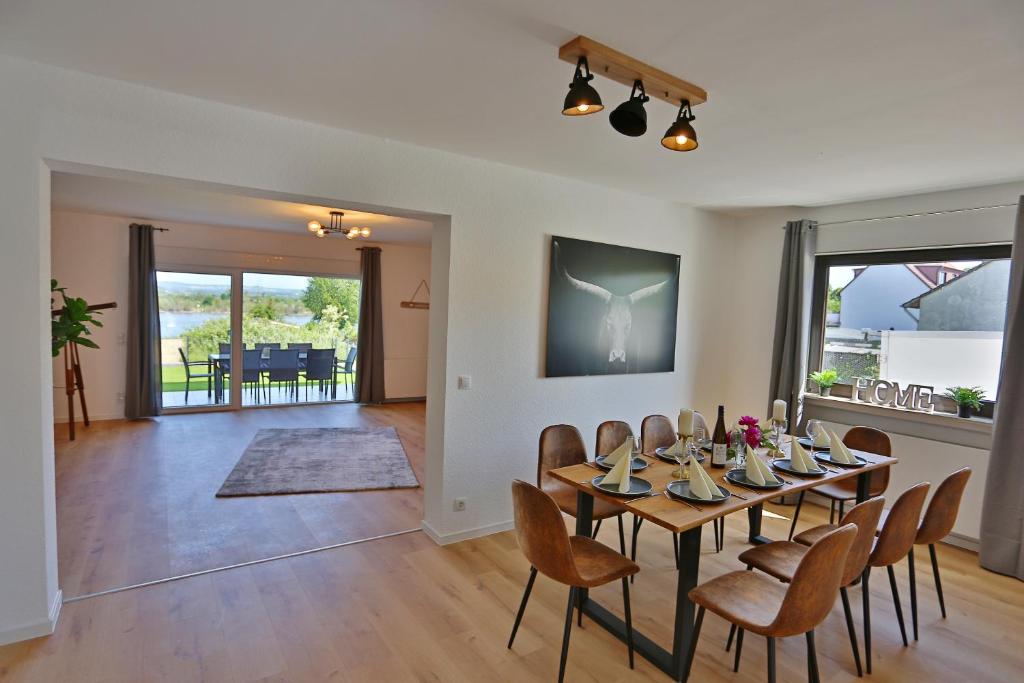 a dining room with a table and chairs at Rhein Domizil mit Rheinblick in Urmitz