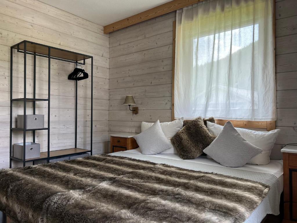 Un dormitorio con una cama grande y una ventana en Haus Bläsi, en Ehrwald