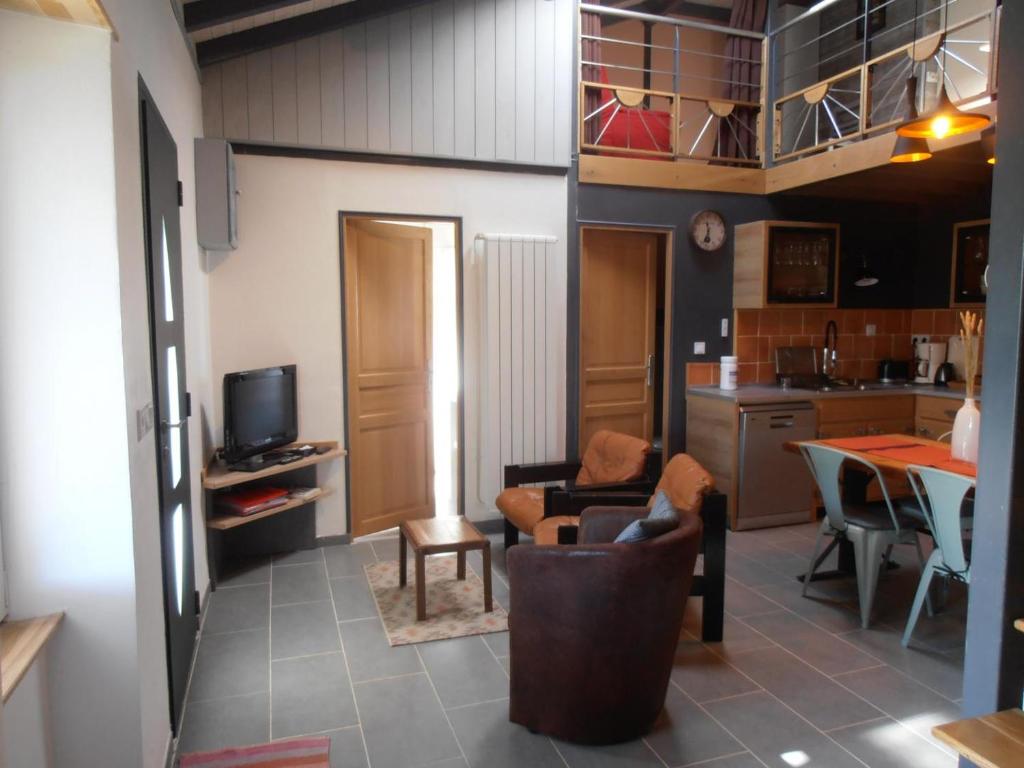 Il comprend un salon avec un canapé et des chaises ainsi qu'une cuisine. dans l'établissement Bignasse, à Saint-Vincent-de-Paul