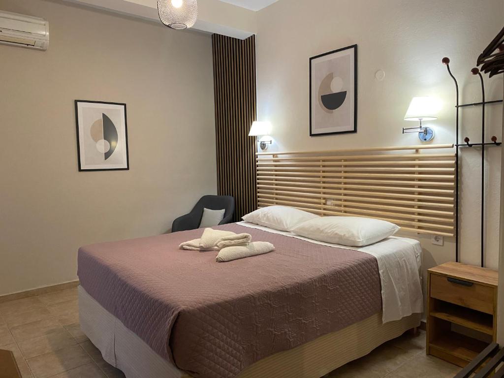 1 dormitorio con 1 cama con 2 toallas en ΑΡΓΩ en Kala Nera