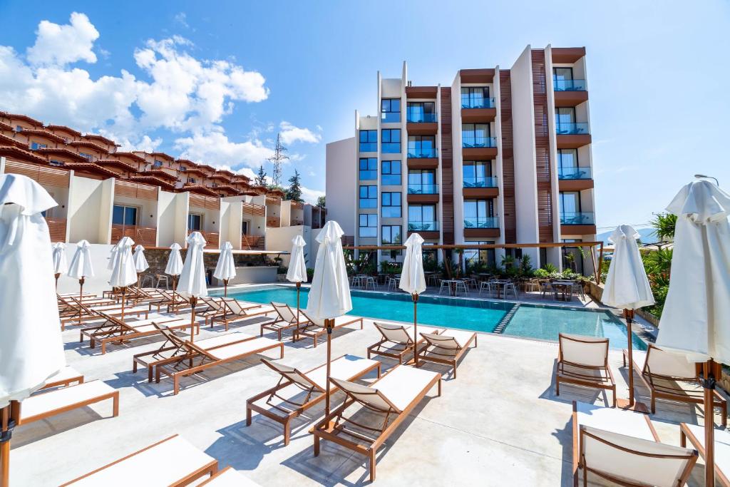 Bazén v ubytování Hotel Olympia Touristic Village nebo v jeho okolí