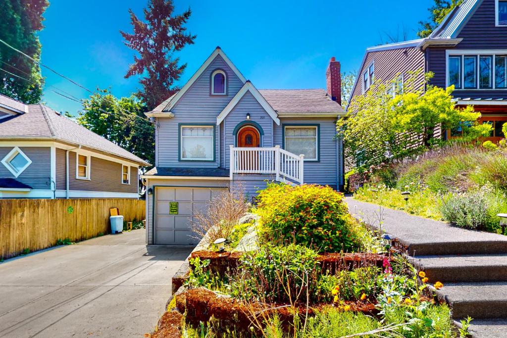 una casa azul con porche y entrada en Wallingford Heights en Seattle