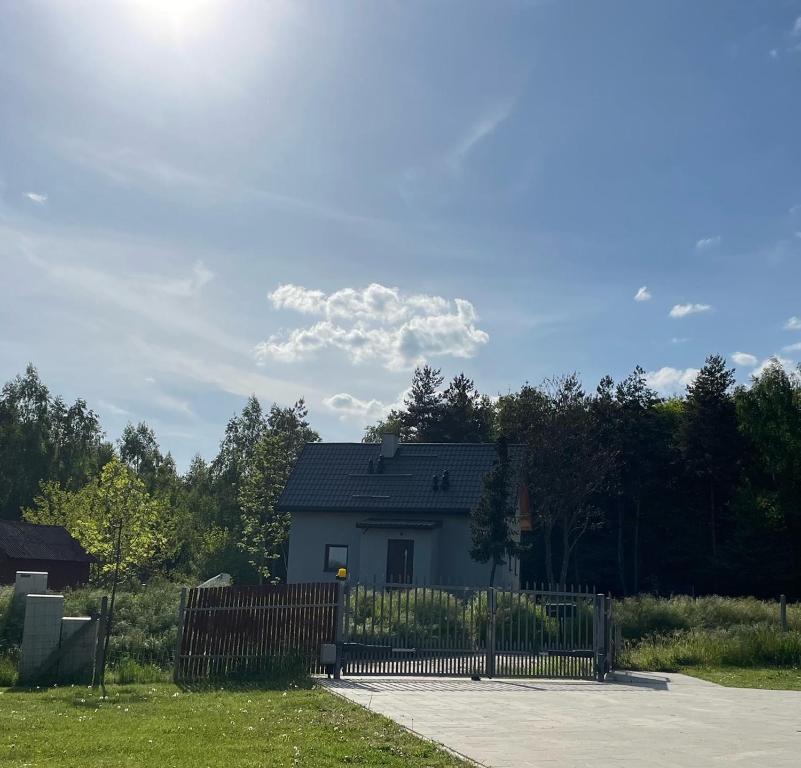 una casa blanca con una valla en un patio en Winnica Bracia Petrasz, 