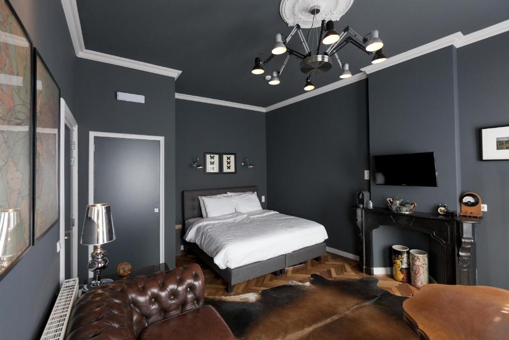 1 dormitorio con 1 cama y 1 sofá en Hotel Sleep-Inn Box 5, en Nijmegen