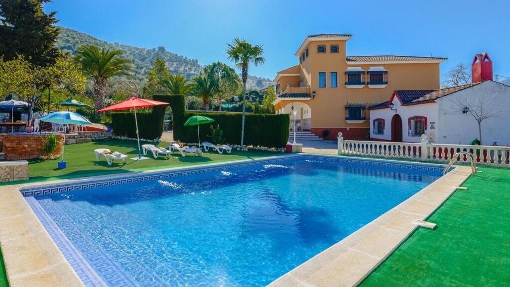 una piscina frente a una casa en HACIENDA LA TOSCANA en Priego de Córdoba