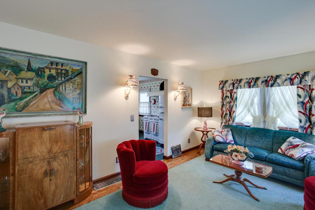 Posezení v ubytování Retro-Style Home in Ruston Walkable Location!