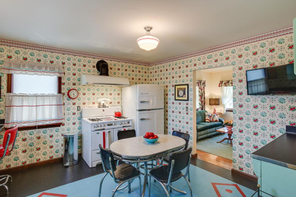 Kuchyň nebo kuchyňský kout v ubytování Retro-Style Home in Ruston Walkable Location!