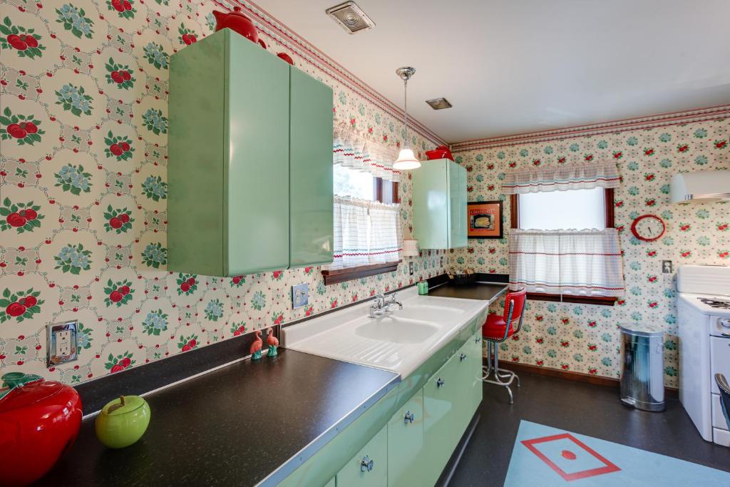Kuchyň nebo kuchyňský kout v ubytování Retro-Style Home in Ruston Walkable Location!