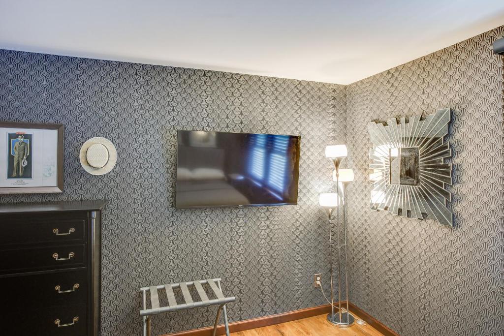 TV a/nebo společenská místnost v ubytování Retro-Style Home in Ruston Walkable Location!