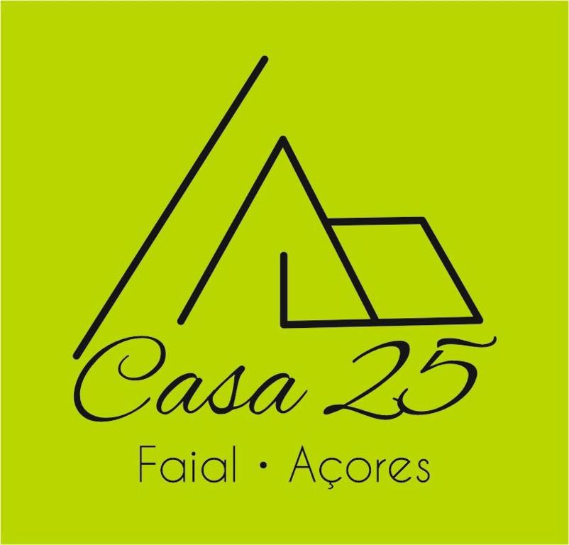 una señal de cala fall acres en un fondo amarillo en CASA 25, en Conceição