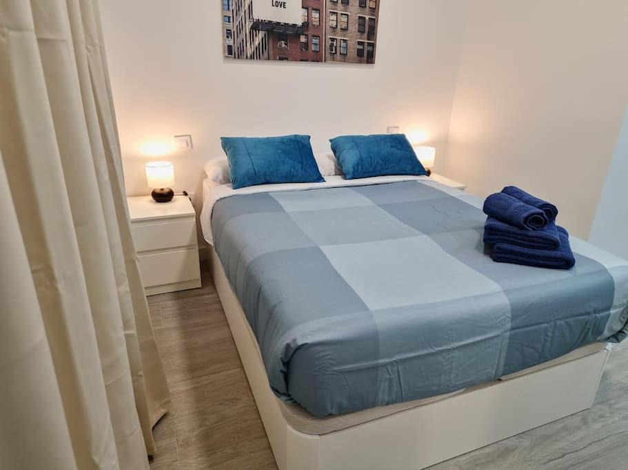 Postel nebo postele na pokoji v ubytování Apartamentos Bielsa 'Madrid Río'
