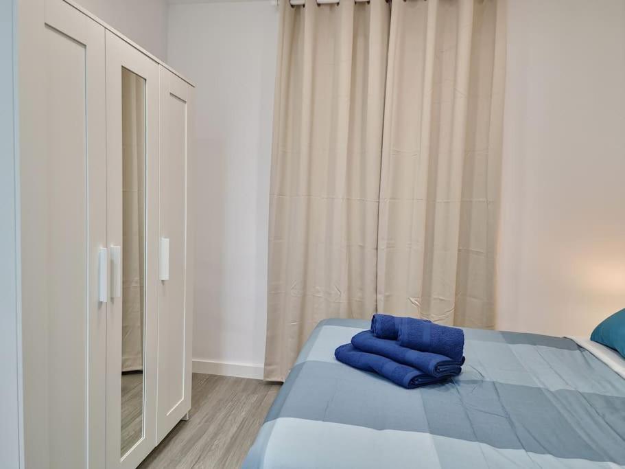 Postel nebo postele na pokoji v ubytování Apartamentos Bielsa 'Madrid Río'