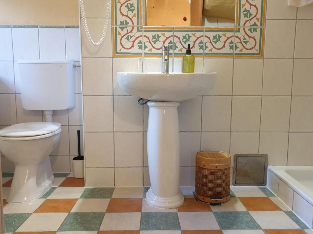 Koupelna v ubytování Apartments Belopeški Dvori