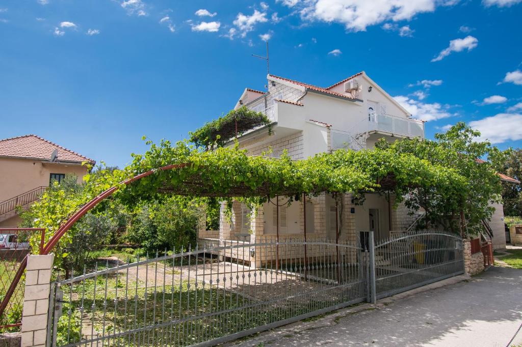dom z bramą z winoroślą w obiekcie Apartments Zivana w mieście Žaborić
