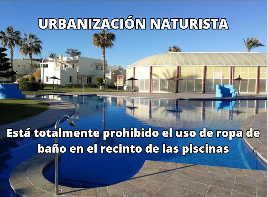 Bazén v ubytovaní Bahia de Vera Apartamento Monica alebo v jeho blízkosti