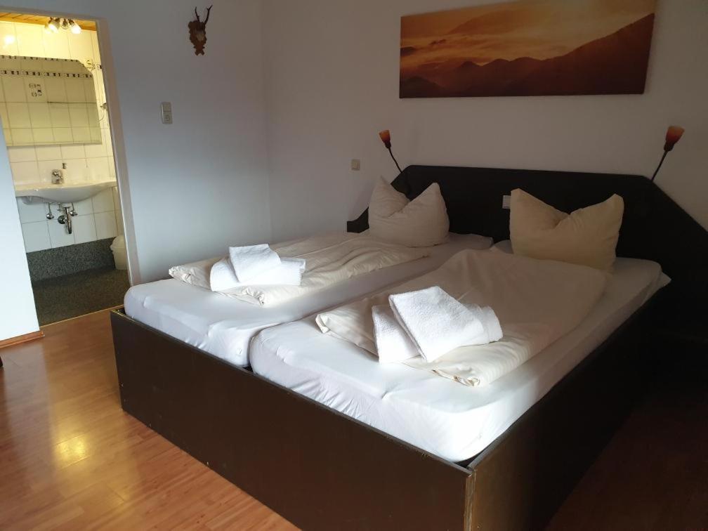 Postel nebo postele na pokoji v ubytování Hotel Karwendelblick