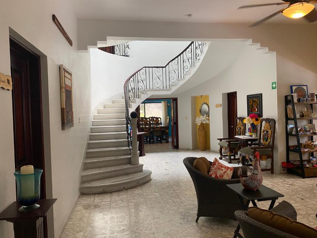 ein Wohnzimmer mit einer Wendeltreppe in einem Haus in der Unterkunft Reina Del Mar in Mazatlán