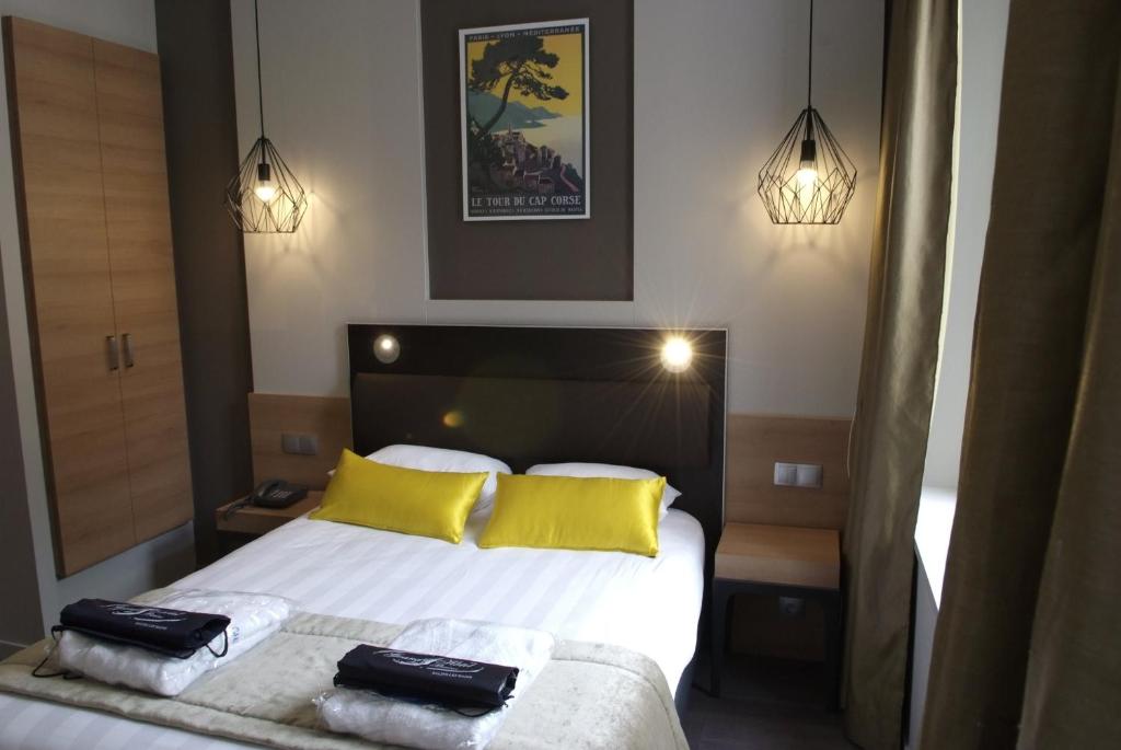 Postel nebo postele na pokoji v ubytování Logis Grand Hôtel Des Bains