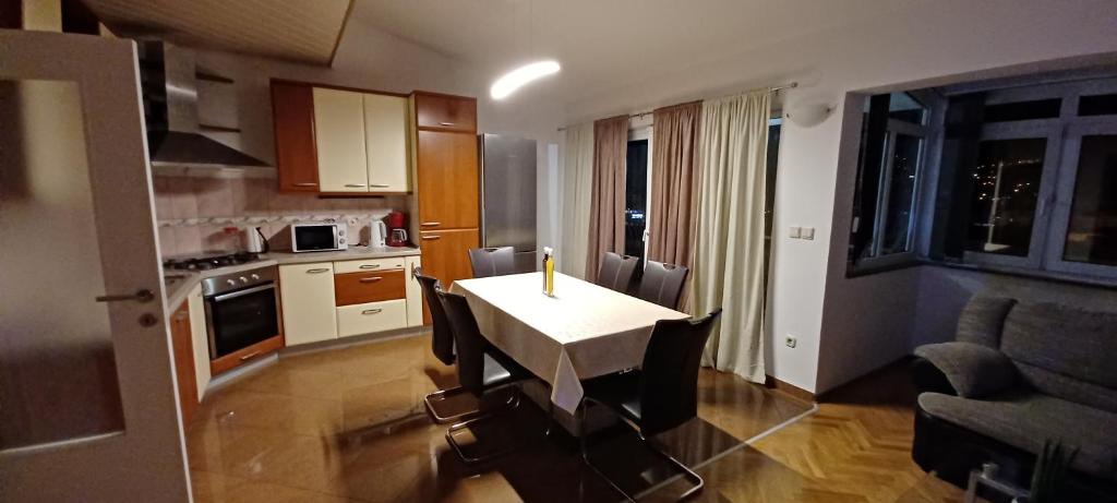 Kuchyň nebo kuchyňský kout v ubytování Apartment Nevena