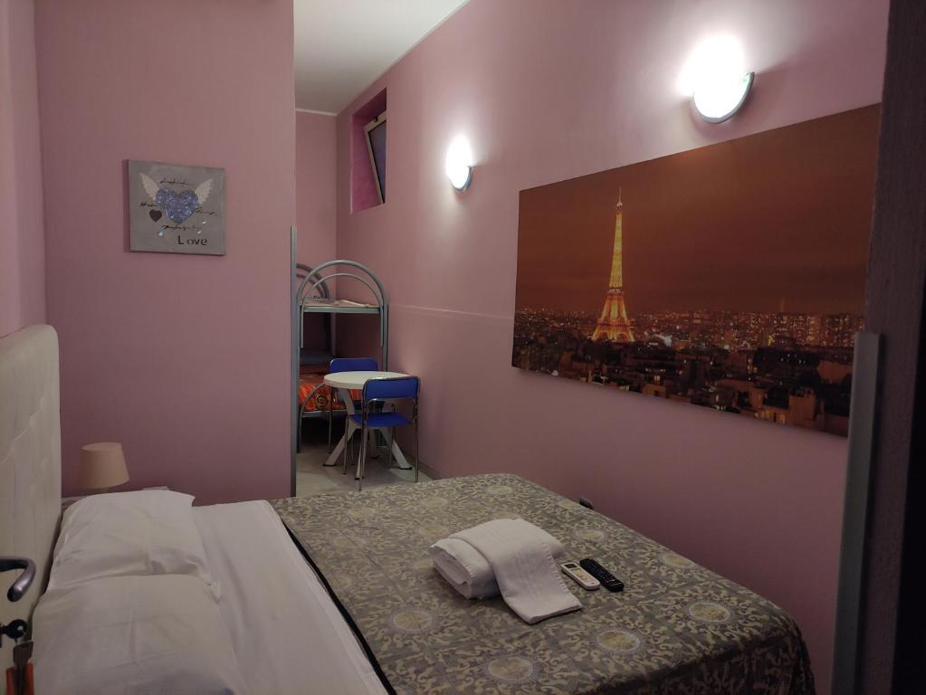 1 dormitorio con 1 cama y una foto de la torre Eiffel en Lorenzo B&B, en Olevano sul Tusciano
