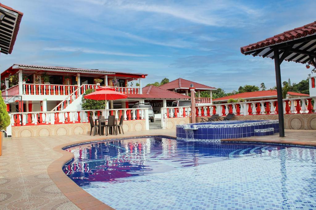 בריכת השחייה שנמצאת ב-Finca Villa Hermosa או באזור