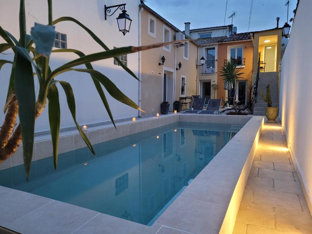 basen z oświetleniem obok domu w obiekcie L Arancio - Centre village - Piscine - 4 pers w mieście Bessan
