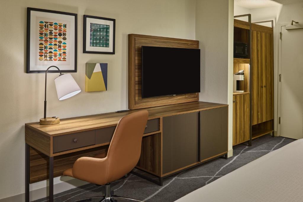 Holiday Inn Express & Suites Charleston DWTN -Westedge, an IHG Hotel - Stanza Standard