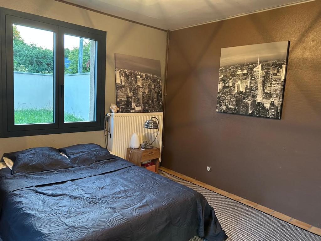 um quarto com uma cama e uma fotografia de uma cidade em Marwan em Sargé Les Le Mans 