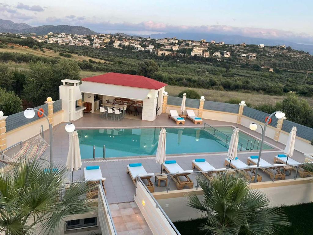 een afbeelding van een zwembad in een resort bij Nefeli Villa in Panormos Rethymno