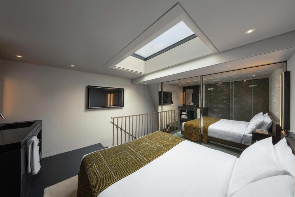 W Amsterdam - Marvelous Bank, 1 Bedroom Bi-level Loft, In Loft: 1 King