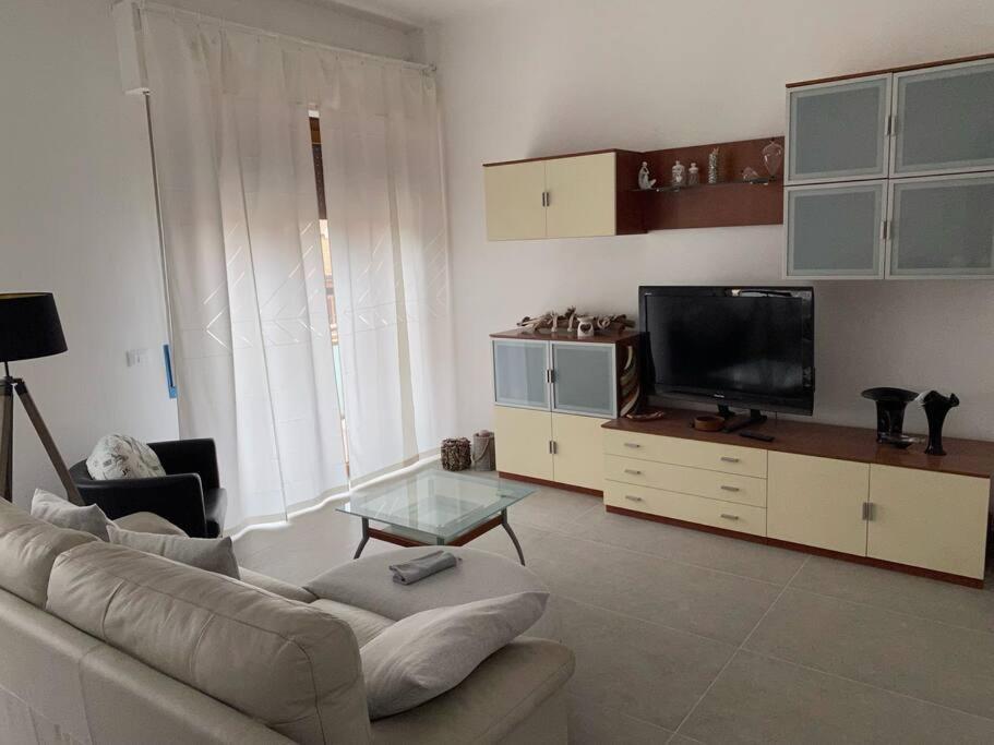 sala de estar con sofá y TV en Sopra la Posta, en Monteriggioni
