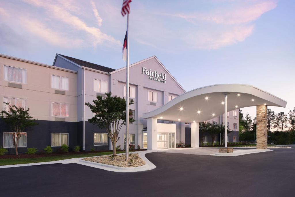 uma representação da frente de um hotel em Fairfield Inn & Suites by Marriott Jacksonville em Jacksonville