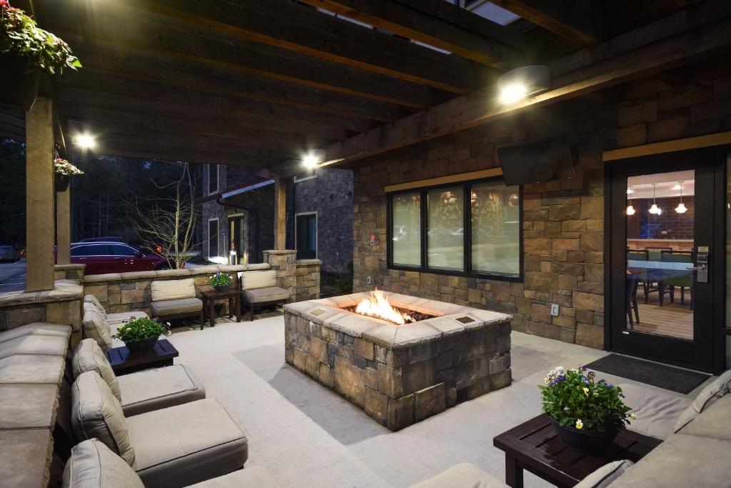 eine Terrasse mit einer Feuerstelle in der Mitte in der Unterkunft TownePlace Suites by Marriott Slidell in Slidell