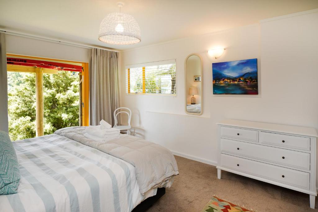 Postel nebo postele na pokoji v ubytování Island View - Stay Waiheke