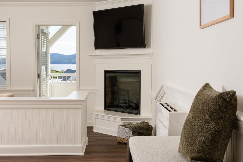 TV a/nebo společenská místnost v ubytování Outlook Inn on Orcas Island