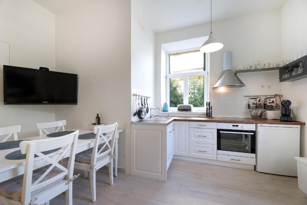 Kuchnia lub aneks kuchenny w obiekcie Apartment with patio 50m from the beach and Lungomare
