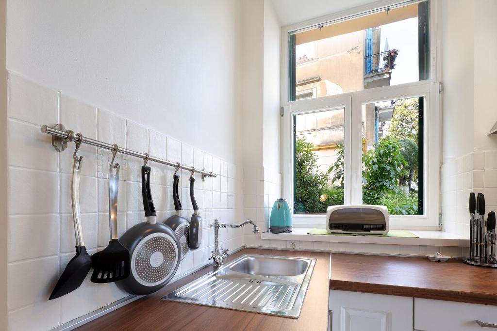 Kuchnia lub aneks kuchenny w obiekcie Apartment with patio 50m from the beach and Lungomare