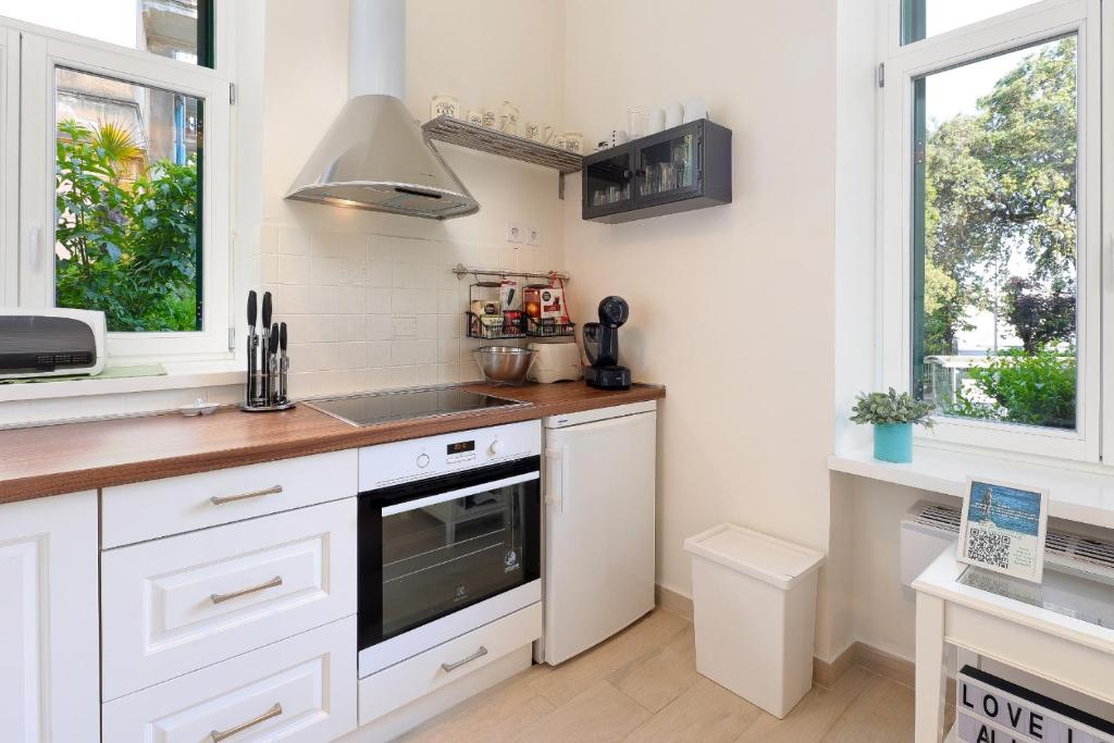 Kuchnia lub aneks kuchenny w obiekcie Apartment with patio 50m from the beach and Lungomare