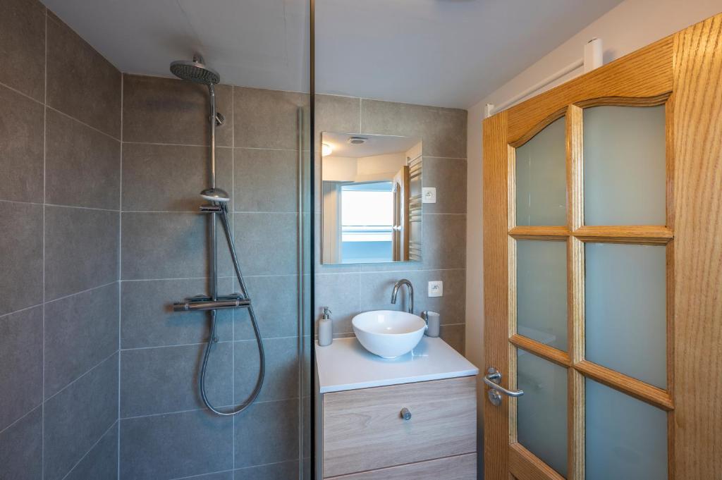 a bathroom with a shower and a sink at M&F Sweet In Grey in Vilvoorde