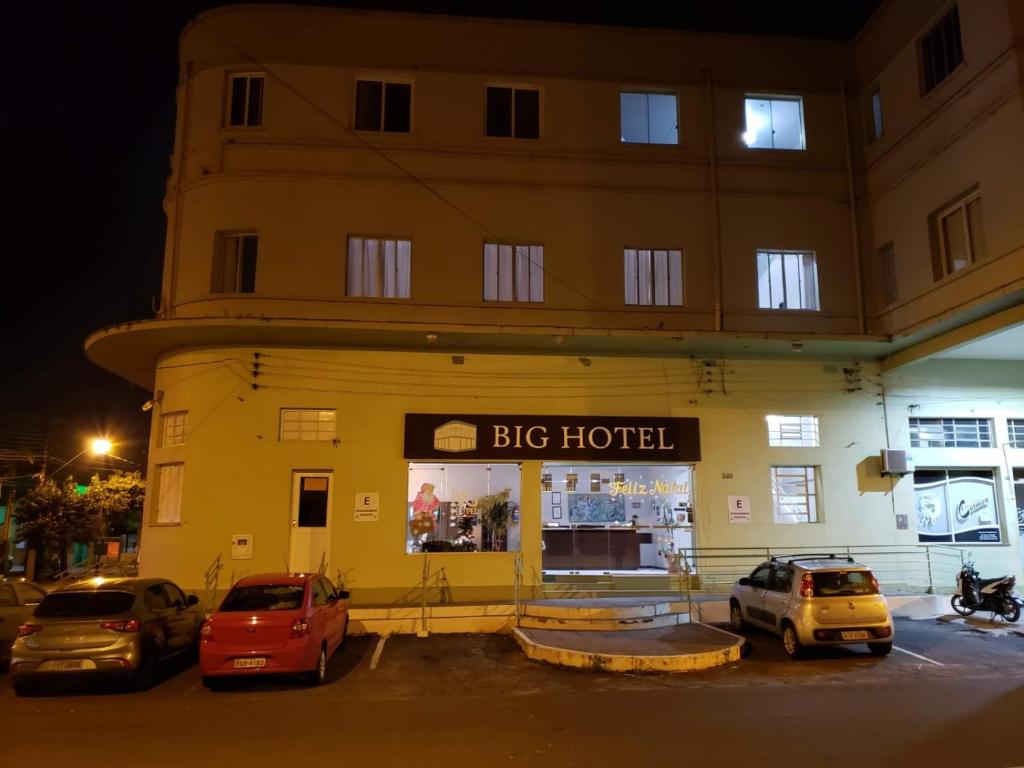 un grande albergo con le auto parcheggiate davanti di BIG HOTEL a Osório