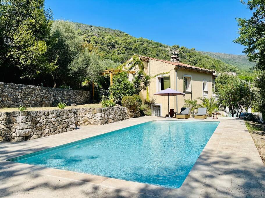 une villa avec piscine devant une maison dans l'établissement Villa dans écrin de verdure avec sa grande piscine, à Gattières