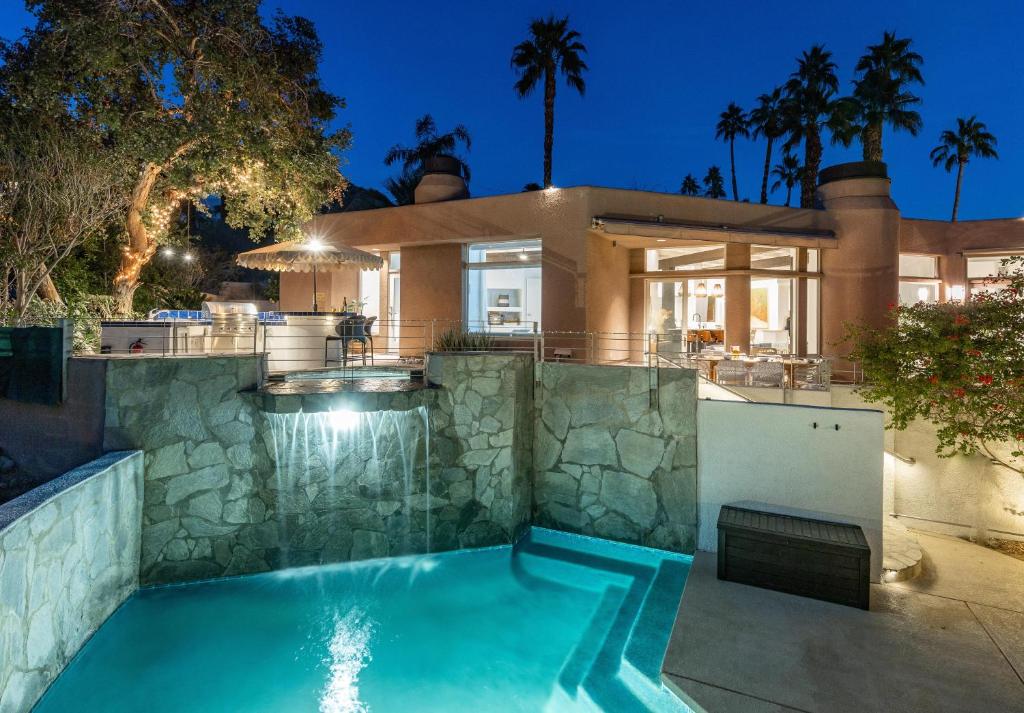 uma casa com piscina em frente a uma casa em Camino Mountain Villa em Palm Springs