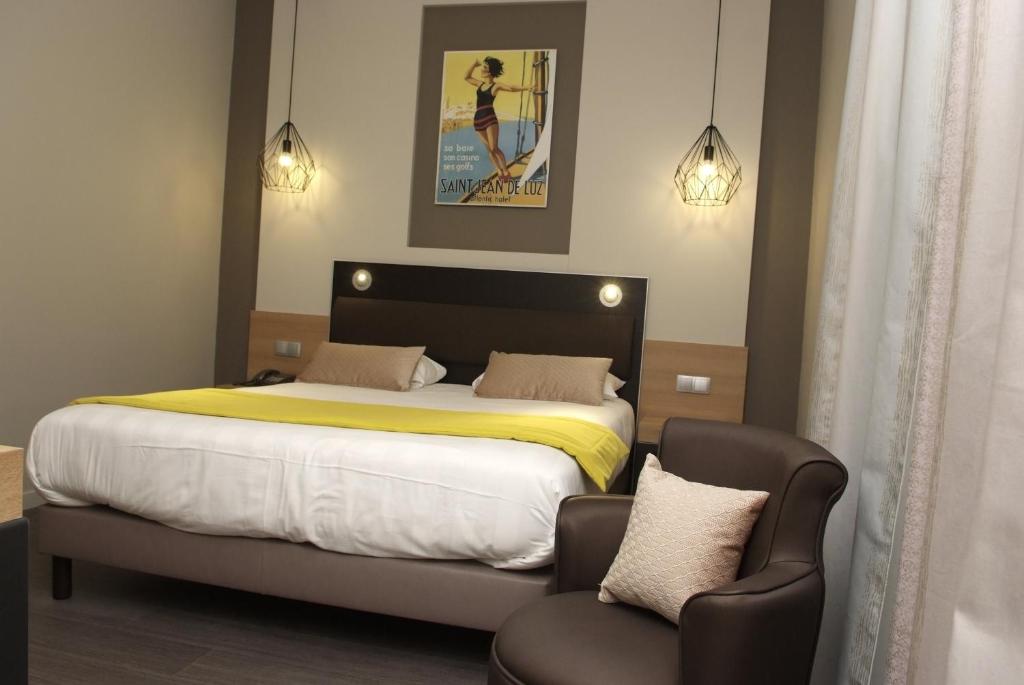 Postel nebo postele na pokoji v ubytování Logis Grand Hôtel Des Bains