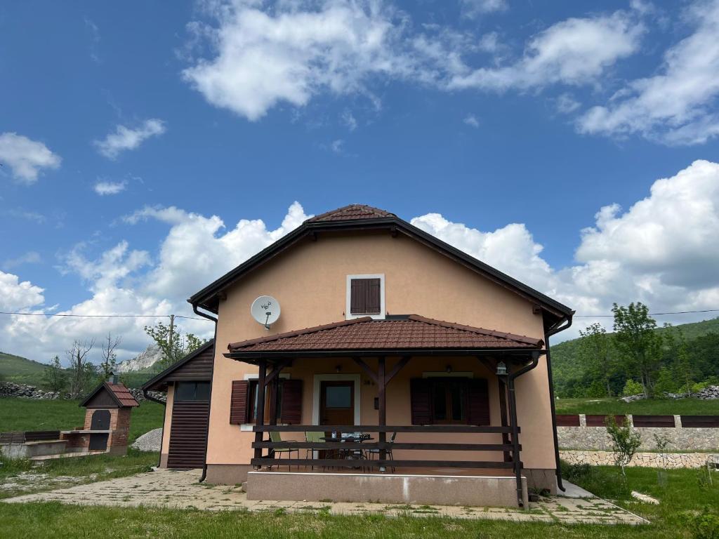 Baške Oštarije的住宿－Mountain House Paula，一座小房子,上面有钟