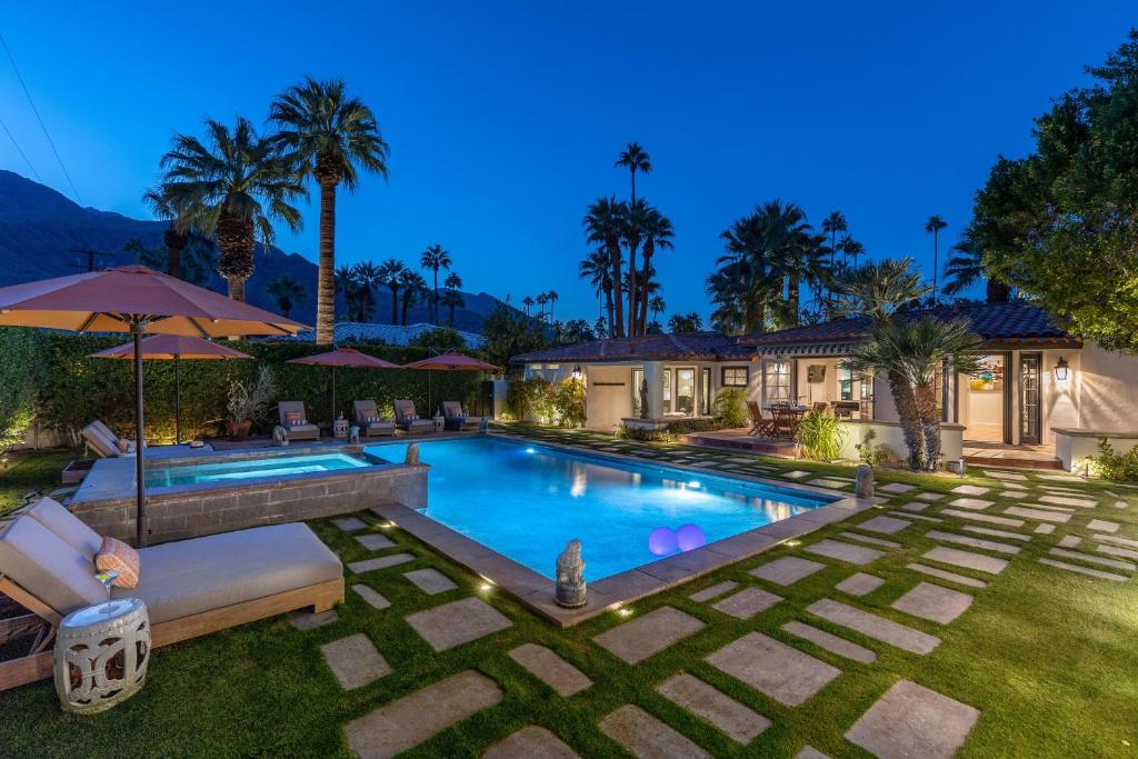 a backyard with a swimming pool and a house at Lola Vista in Palm Springs